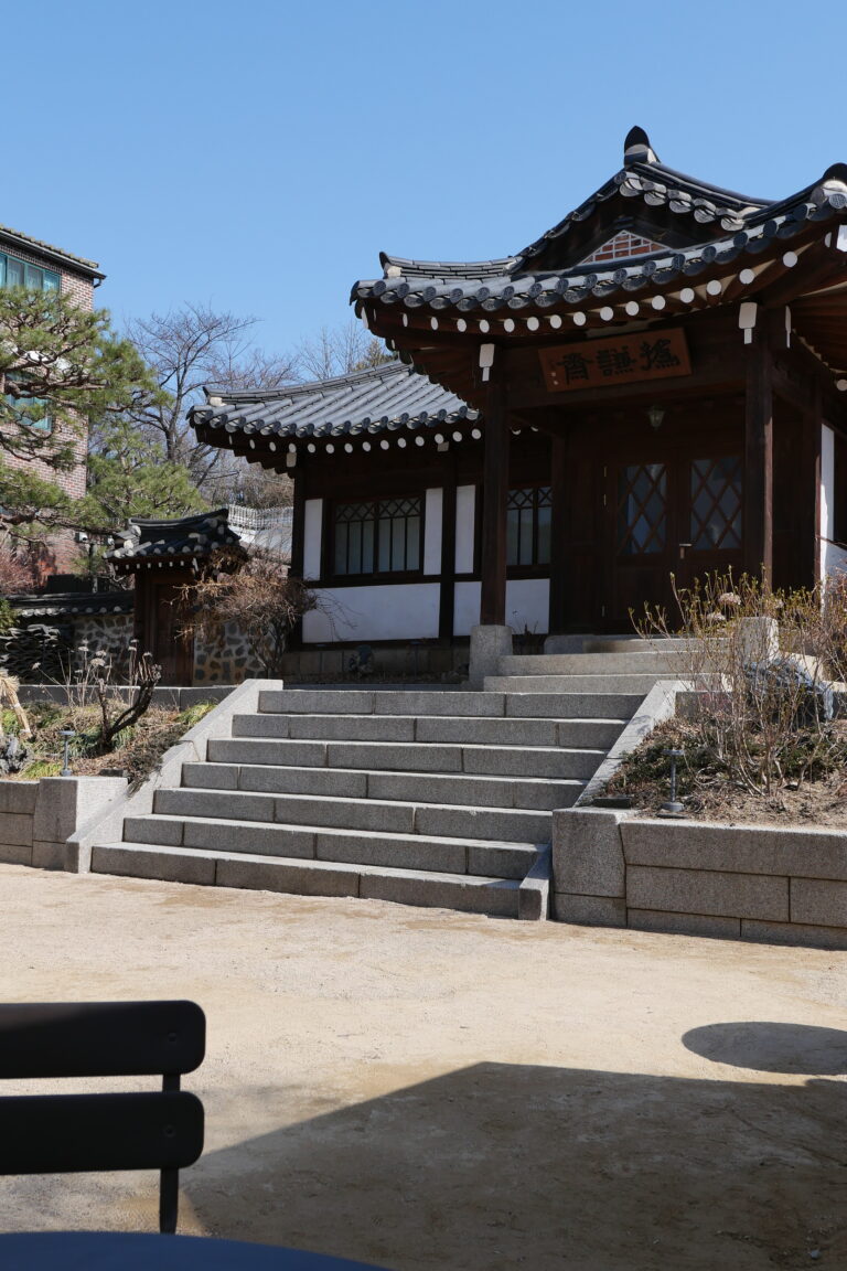 Like a Local in Gahoe-dong & Samcheong-dong: A 5-Hour Route for Mandu, Craft Museum, and Cafes